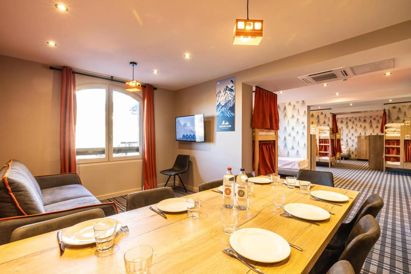 Dining area in Hotel Base Camp Lodge - Albertville