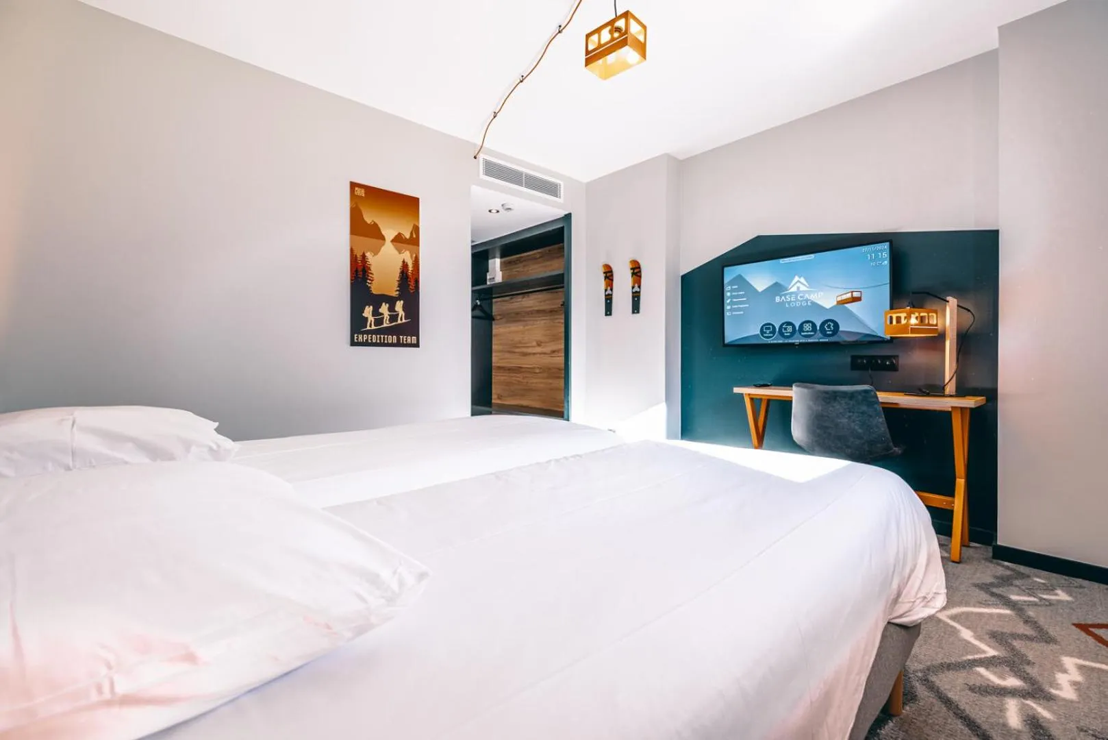 Photo of the whole room, Bed in Hotel Base Camp Lodge - Albertville