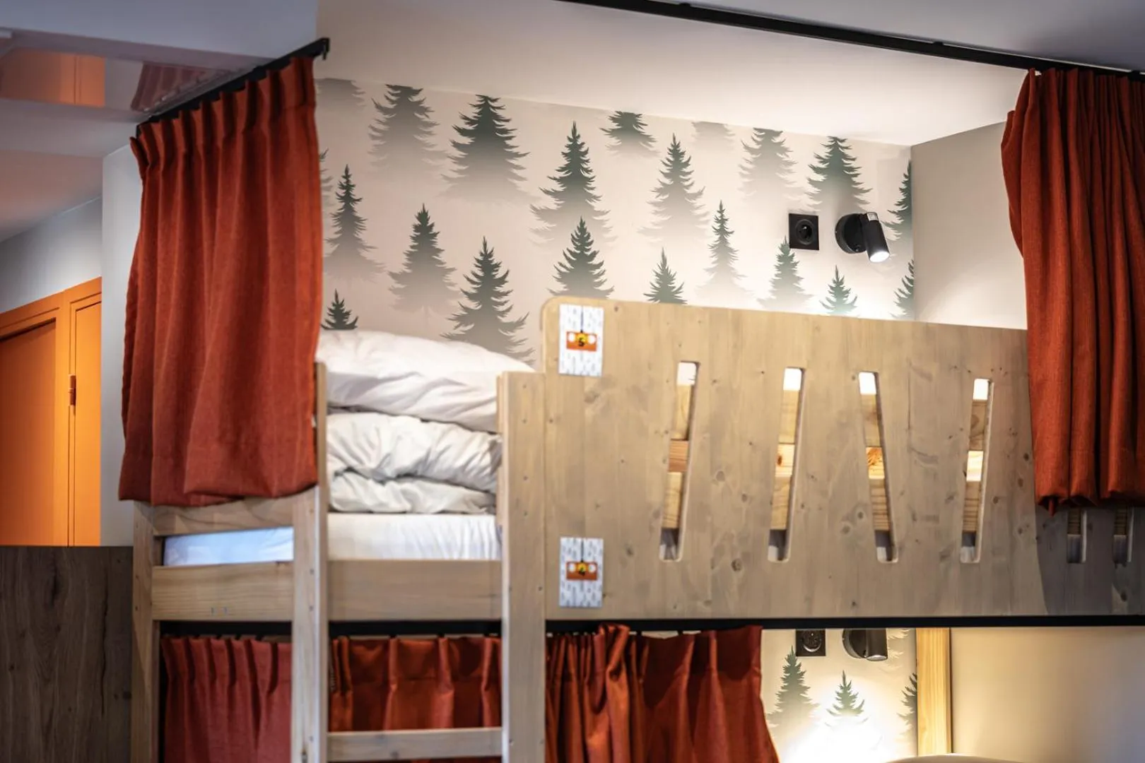 bunk bed, Bed in Hotel Base Camp Lodge - Albertville