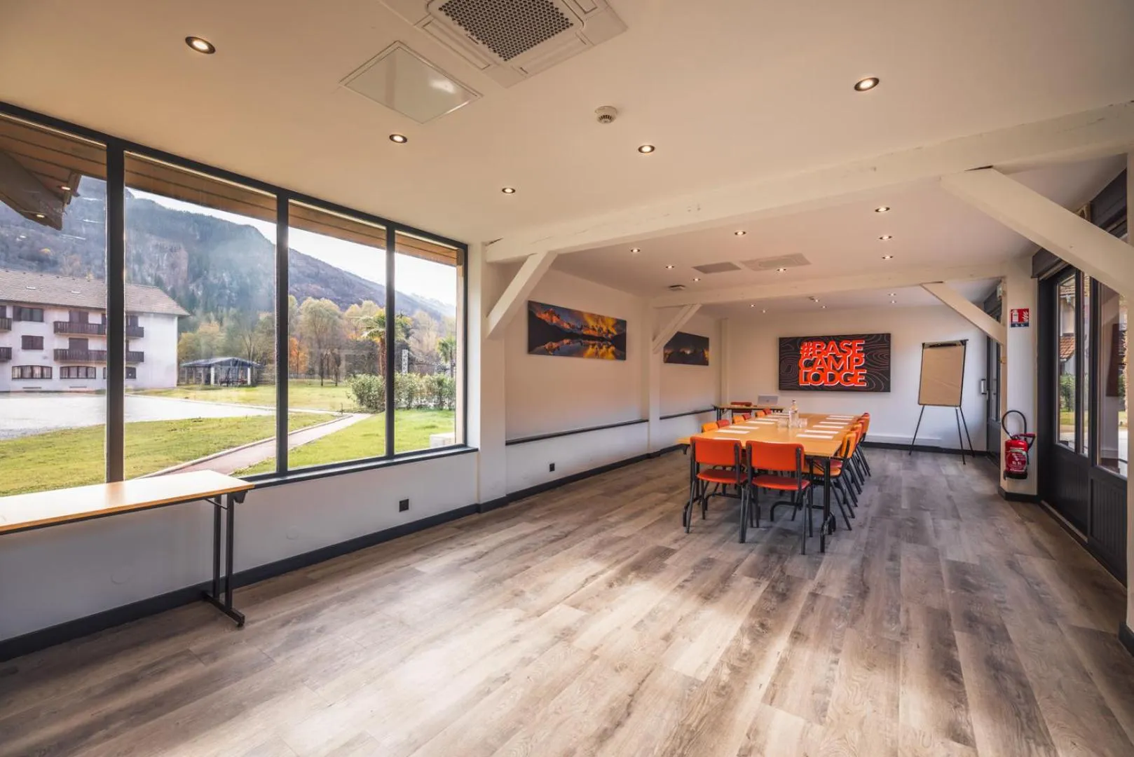 Seating area in Hotel Base Camp Lodge - Albertville