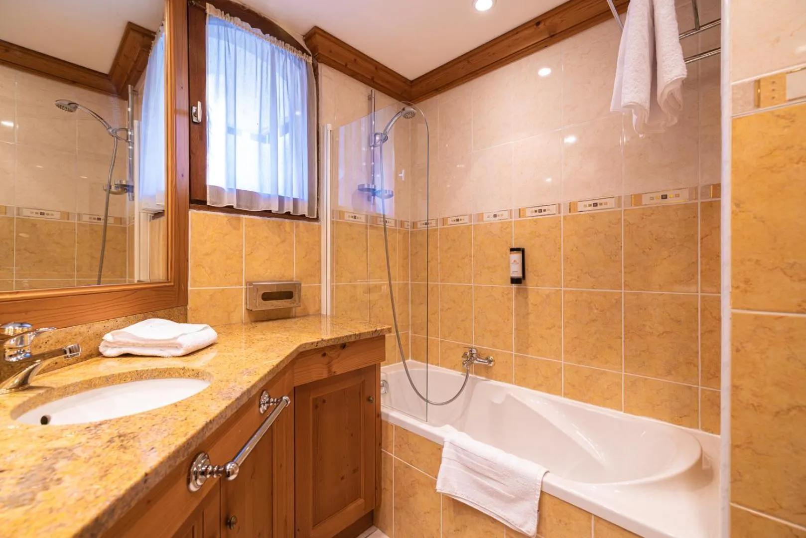 Bath in Hotel Base Camp Lodge - Albertville