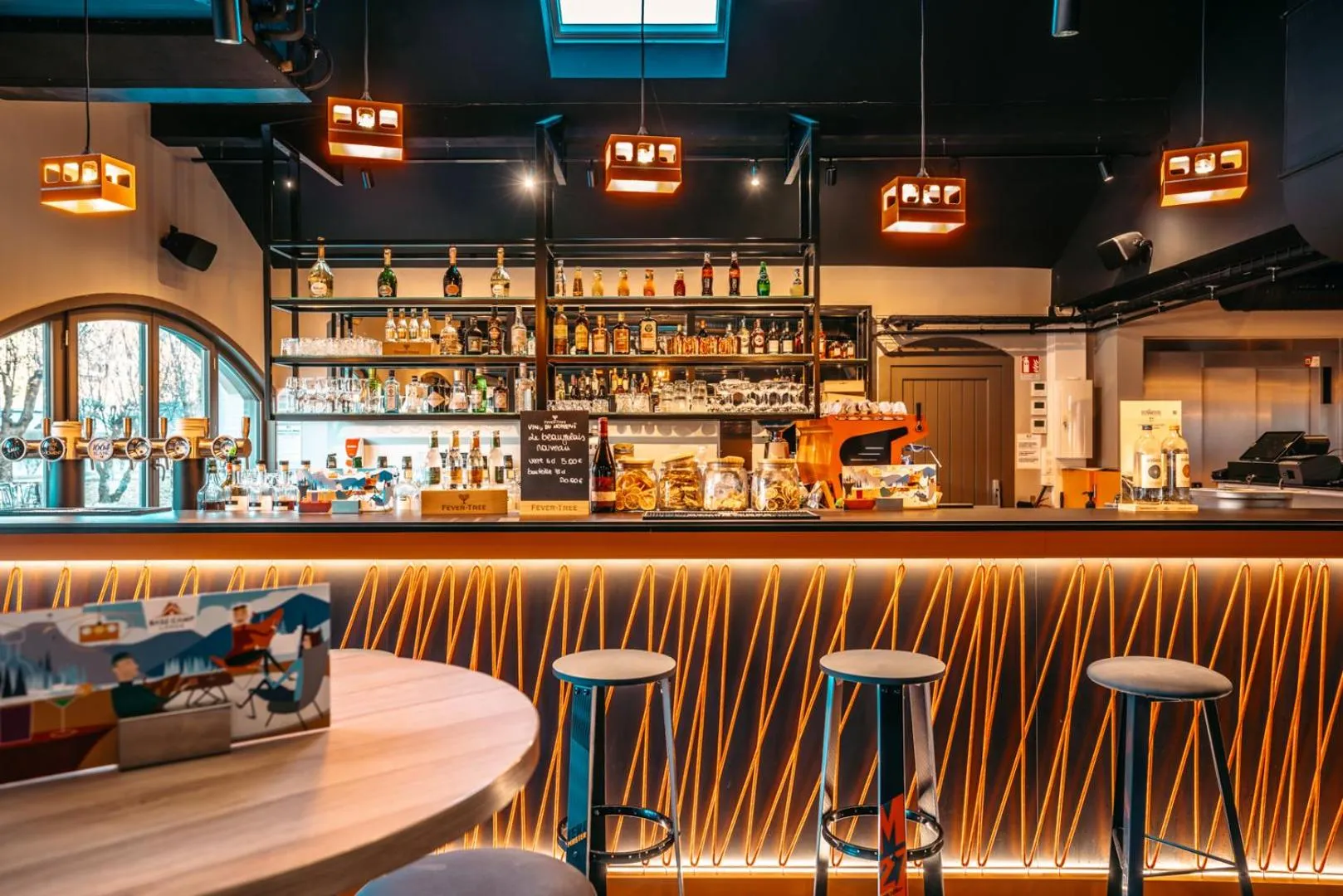 Lounge or bar in Hotel Base Camp Lodge - Albertville