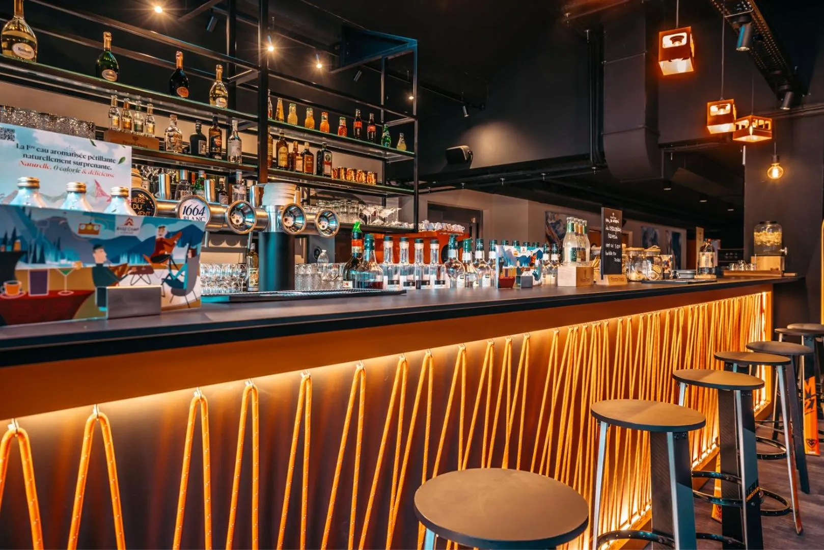 Lounge or bar in Hotel Base Camp Lodge - Albertville