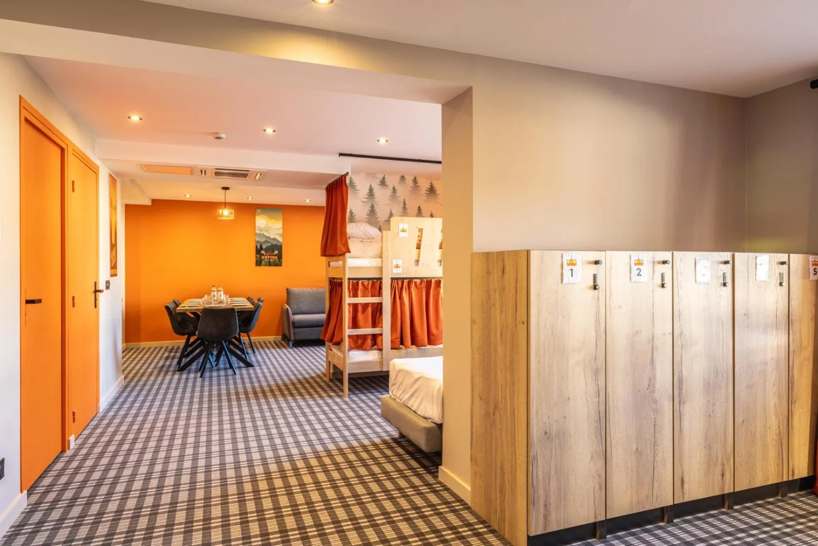 Photo of the whole room in Hotel Base Camp Lodge - Albertville