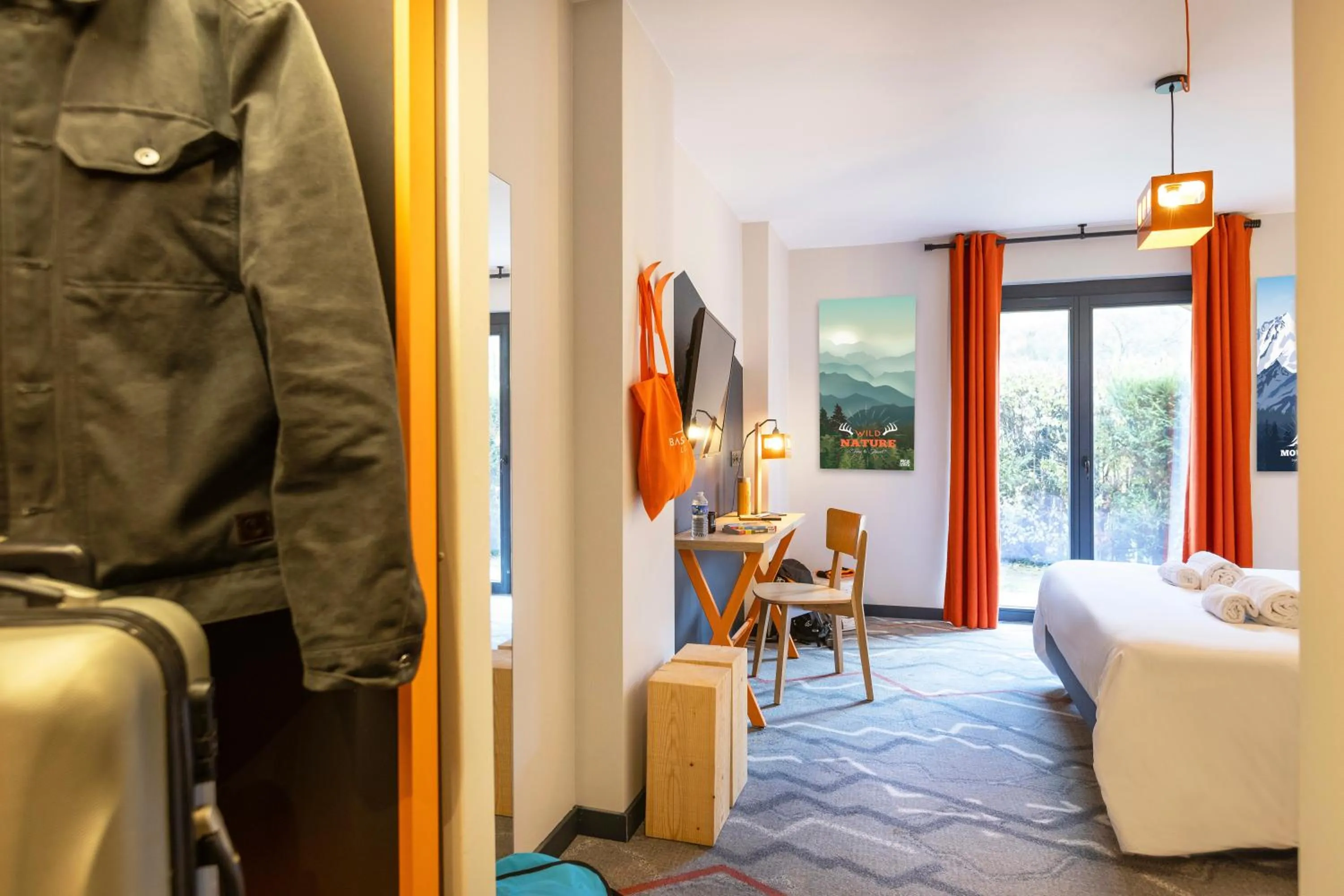 Photo of the whole room in Hotel Base Camp Lodge - Albertville