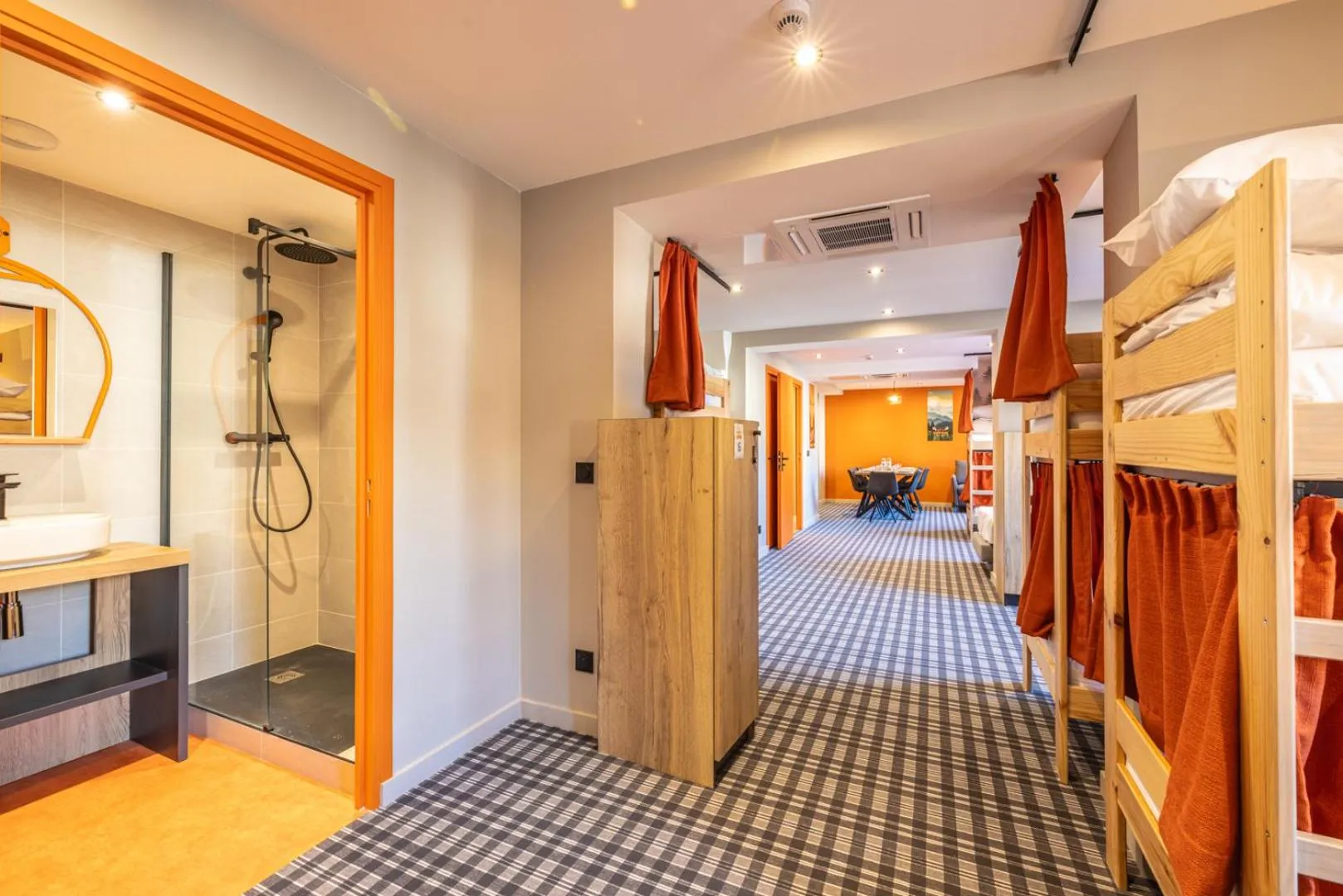 Photo of the whole room in Hotel Base Camp Lodge - Albertville