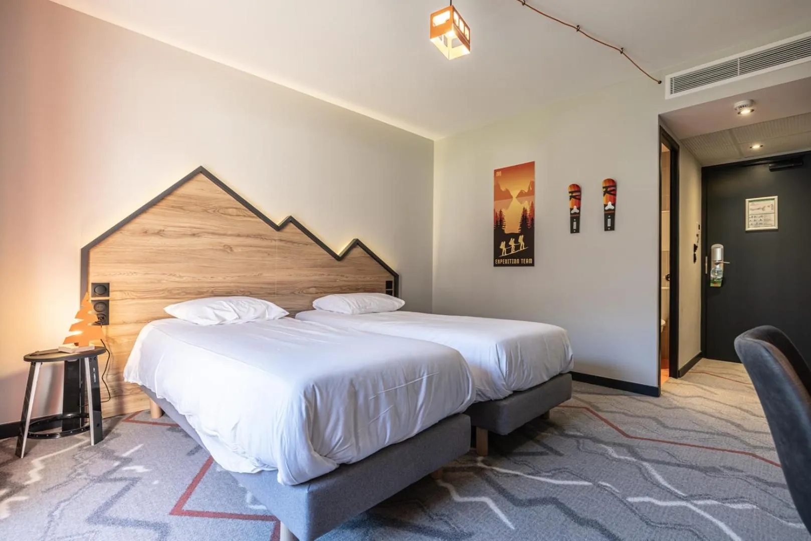 Photo of the whole room, Bed in Hotel Base Camp Lodge - Albertville