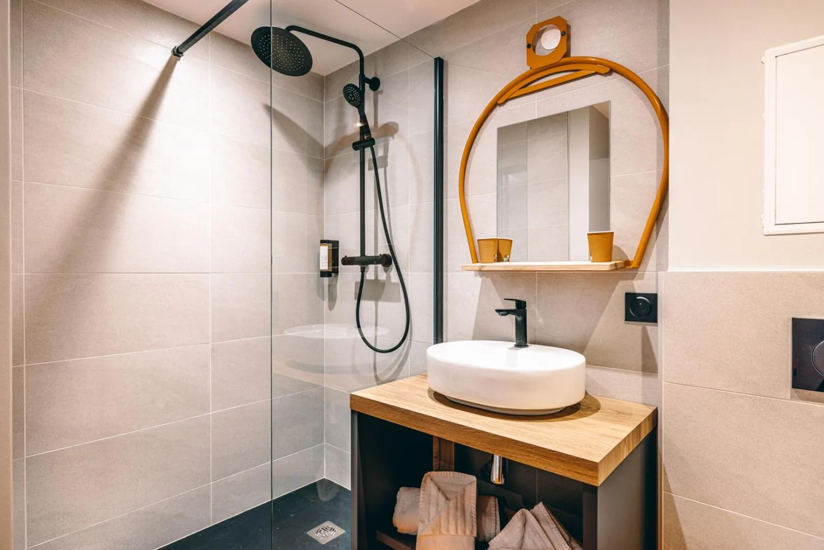 Shower in Hotel Base Camp Lodge - Albertville