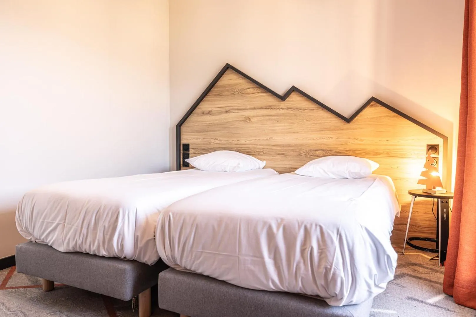 Photo of the whole room, Bed in Hotel Base Camp Lodge - Albertville