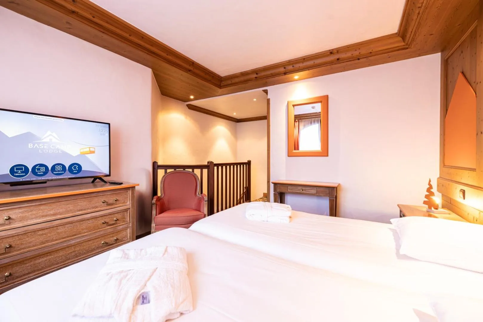 Bedroom, Bed in Hotel Base Camp Lodge - Albertville