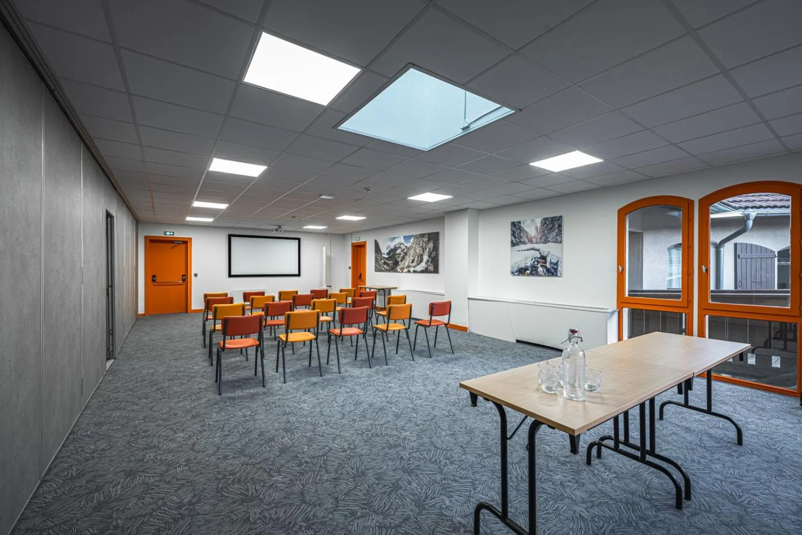 Meeting/conference room in Hotel Base Camp Lodge - Albertville