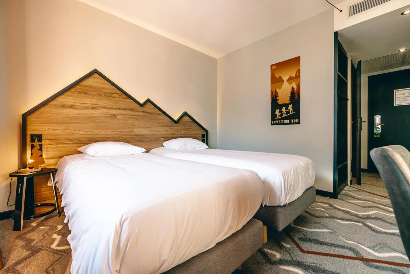 Photo of the whole room, Bed in Hotel Base Camp Lodge - Albertville