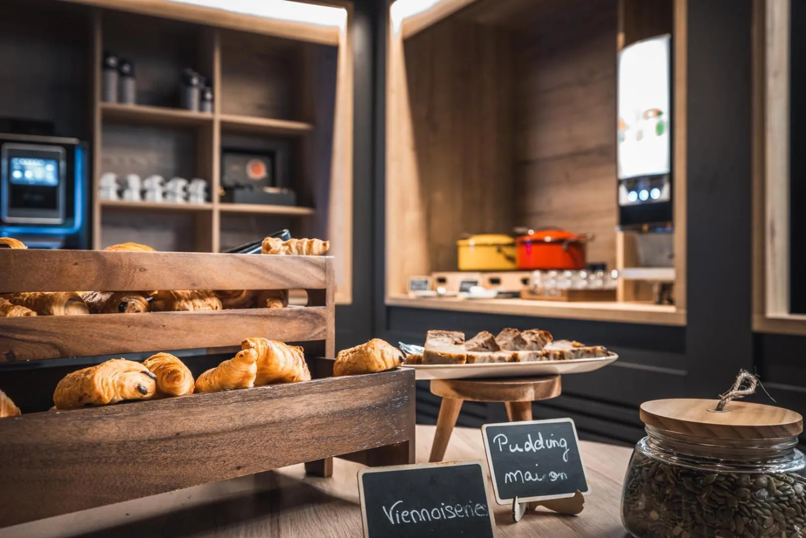 Buffet breakfast in Hotel Base Camp Lodge - Albertville