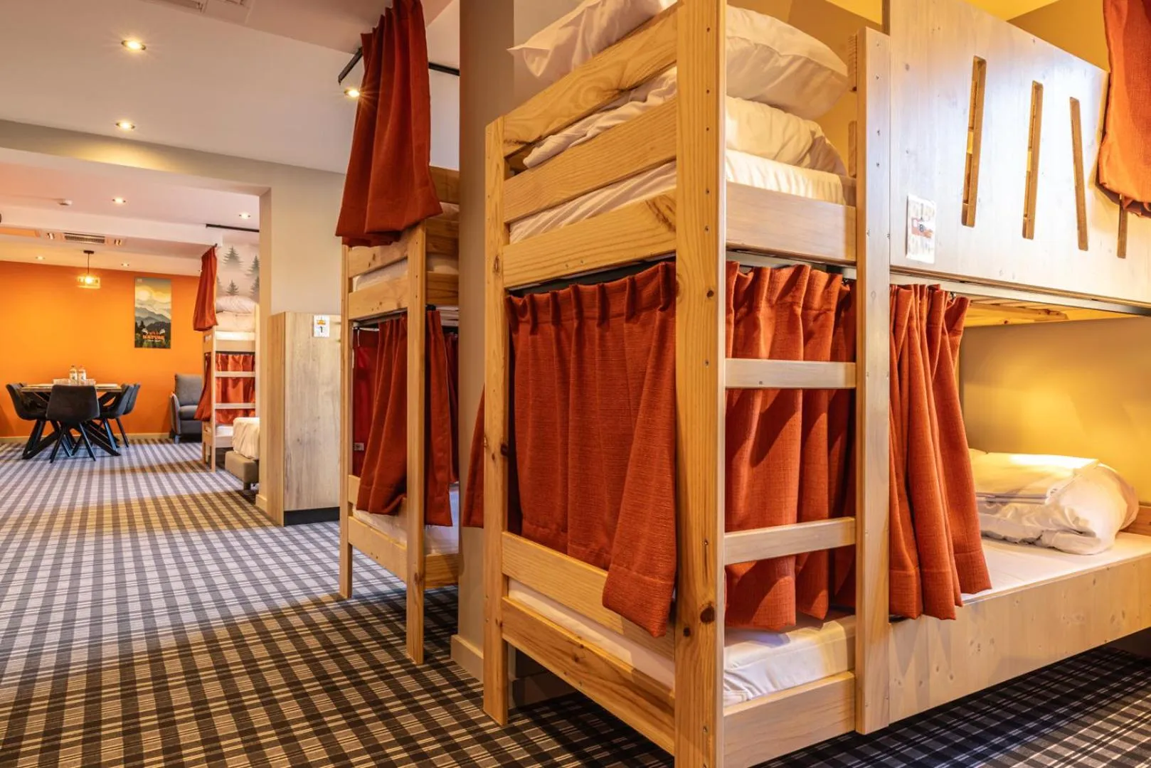 bunk bed, Bed in Hotel Base Camp Lodge - Albertville