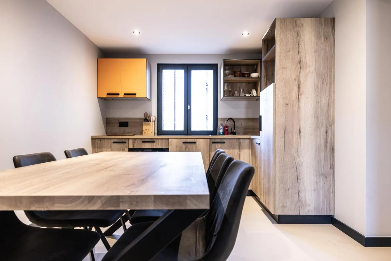 Kitchen or kitchenette in Hotel Base Camp Lodge - Albertville