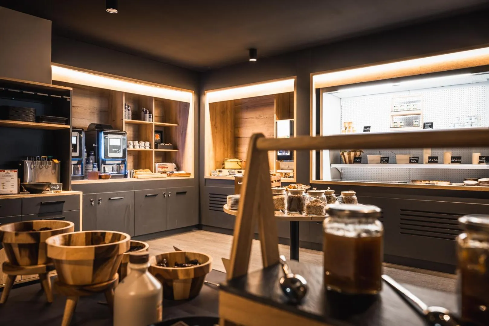 Breakfast in Hotel Base Camp Lodge - Albertville