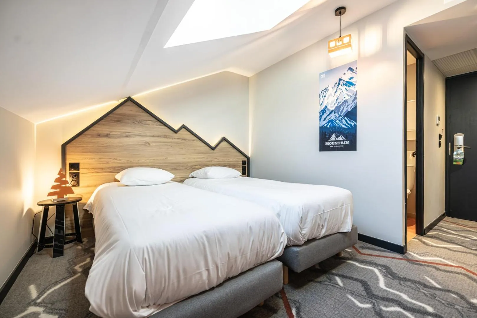 Photo of the whole room, Bed in Hotel Base Camp Lodge - Albertville