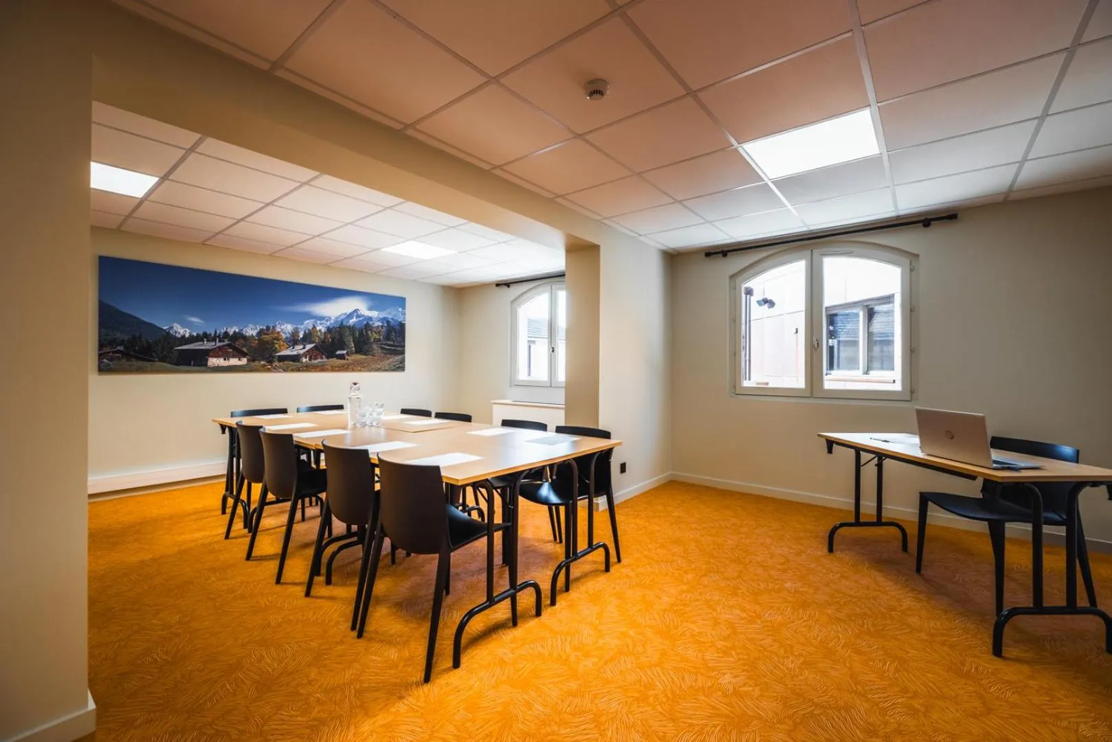 Meeting/conference room in Hotel Base Camp Lodge - Albertville