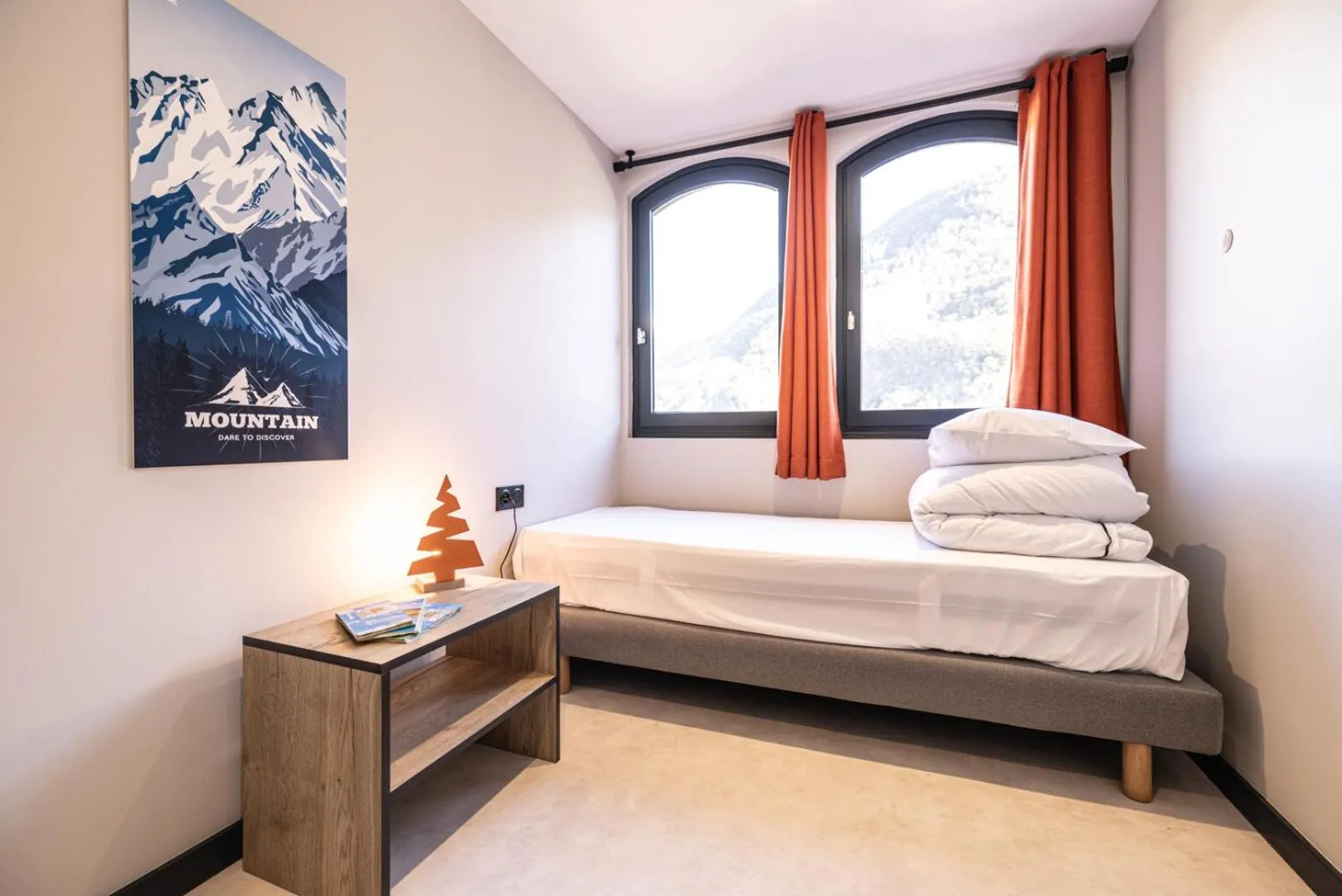 Photo of the whole room, Bed in Hotel Base Camp Lodge - Albertville