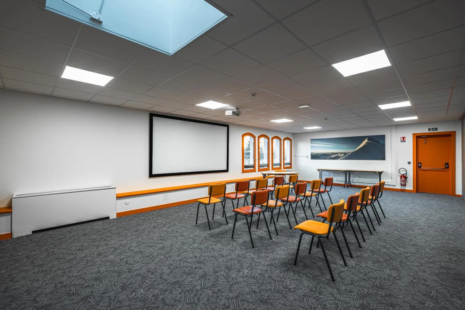 Meeting/conference room in Hotel Base Camp Lodge - Albertville
