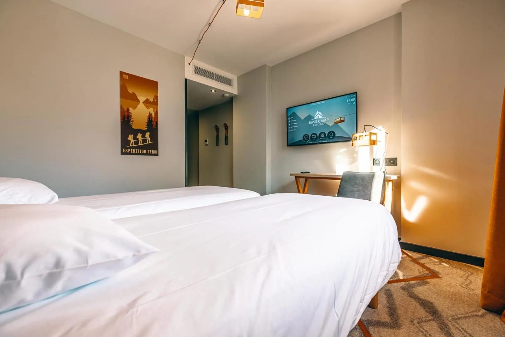 Photo of the whole room, Bed in Hotel Base Camp Lodge - Albertville