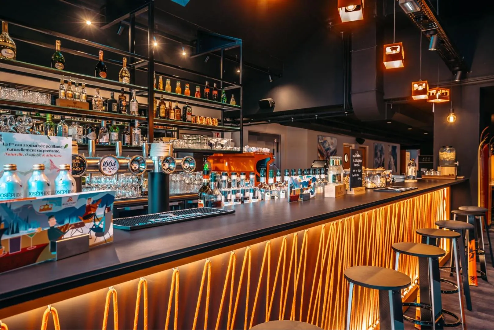 Lounge or bar in Hotel Base Camp Lodge - Albertville