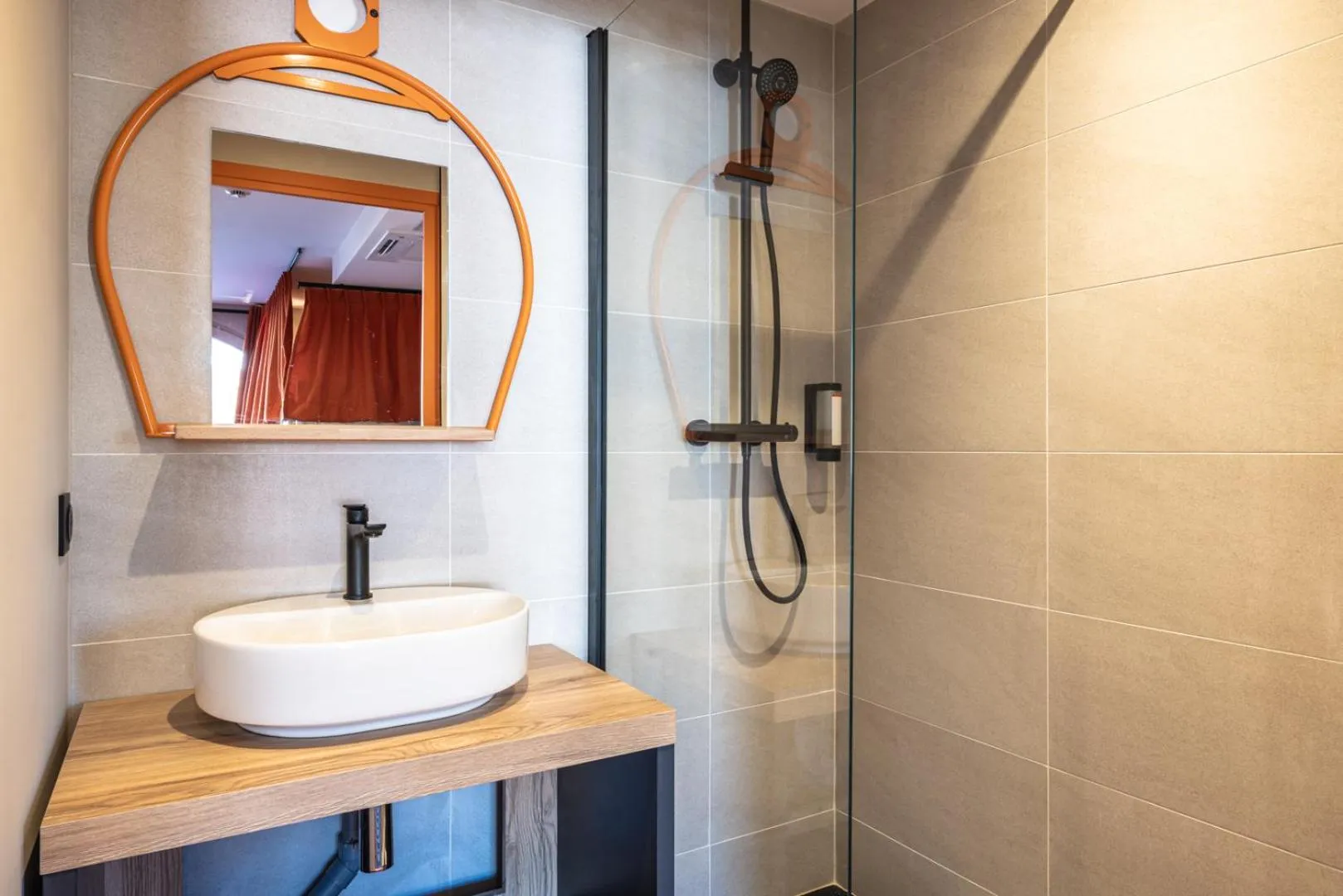 Shower in Hotel Base Camp Lodge - Albertville