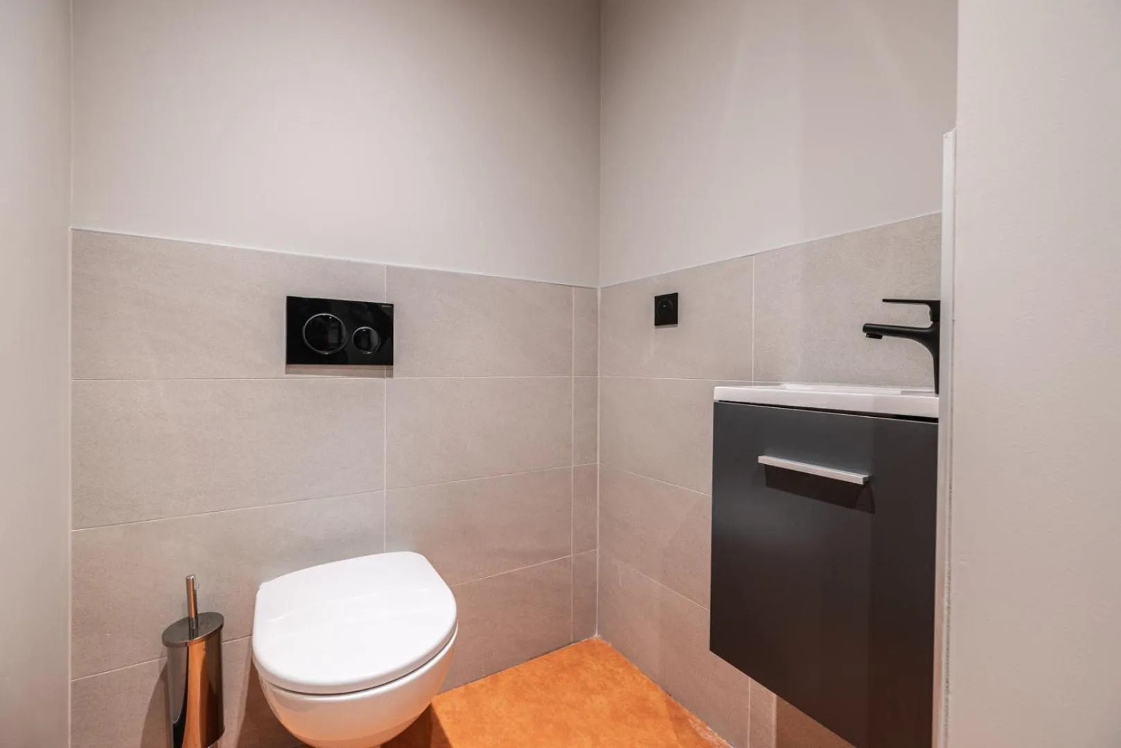 Toilet in Hotel Base Camp Lodge - Albertville