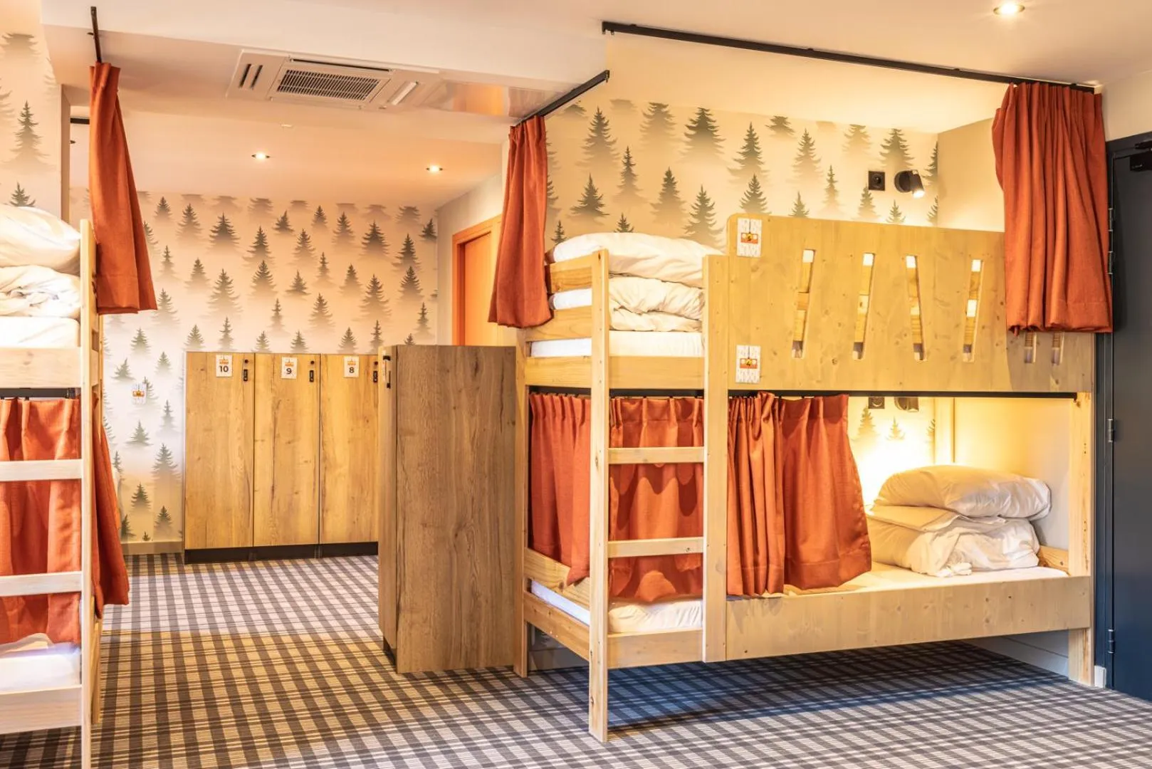 bunk bed, Bed in Hotel Base Camp Lodge - Albertville