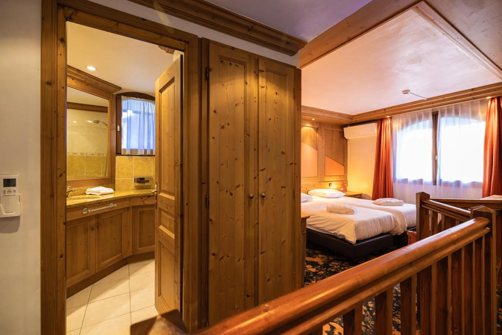 Photo of the whole room, Bed in Hotel Base Camp Lodge - Albertville