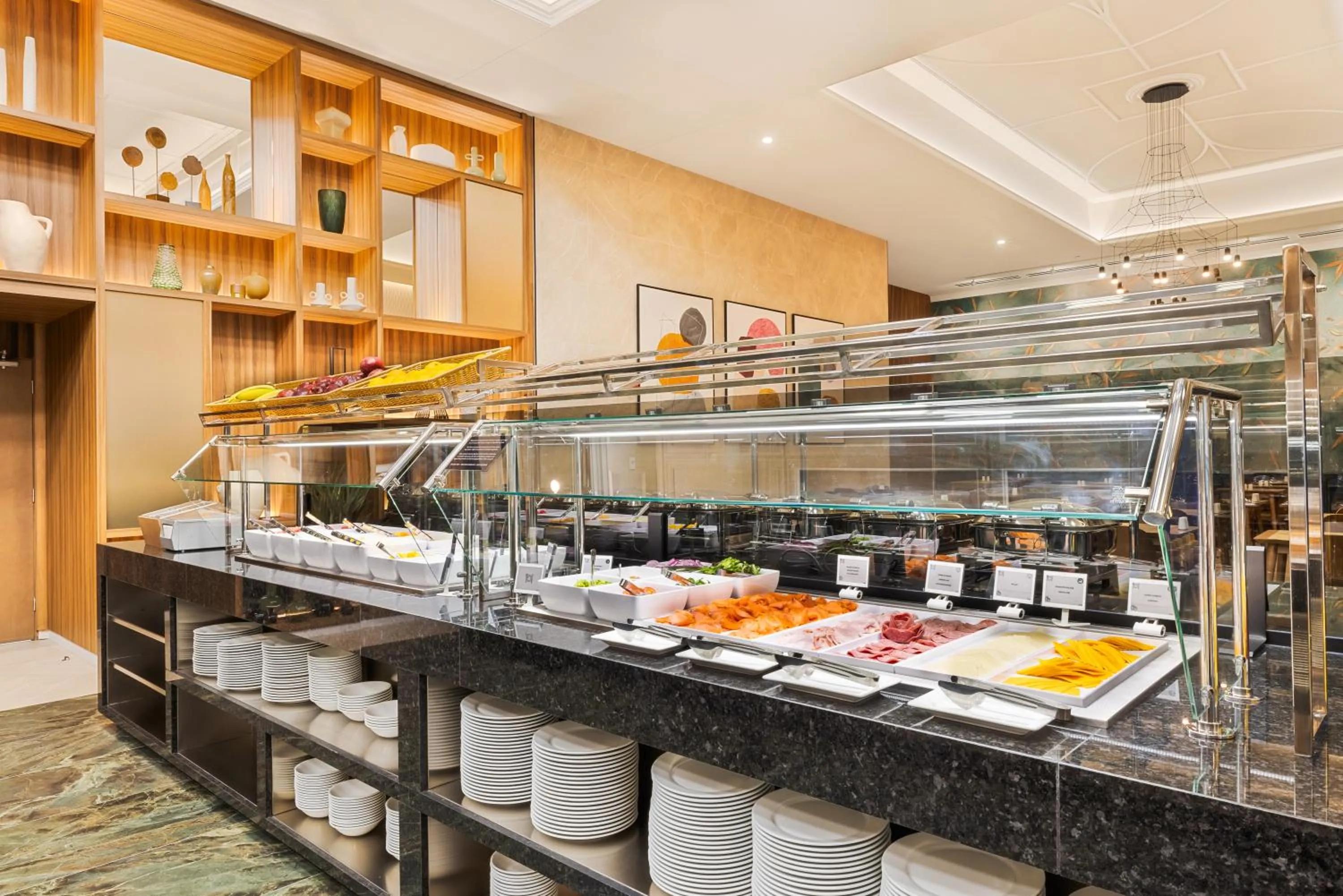 Buffet breakfast in Riu Plaza Chicago