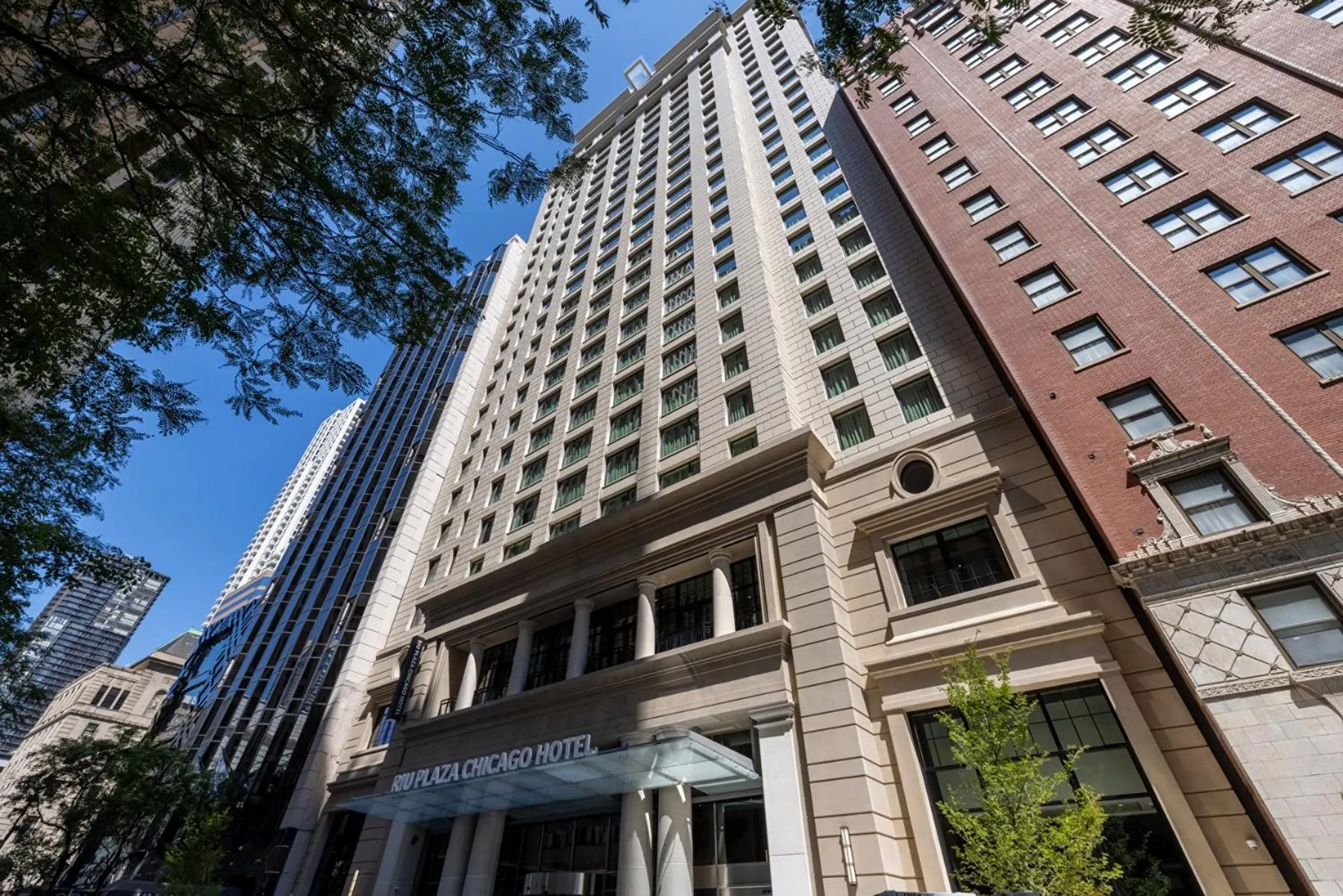 Property building in Riu Plaza Chicago