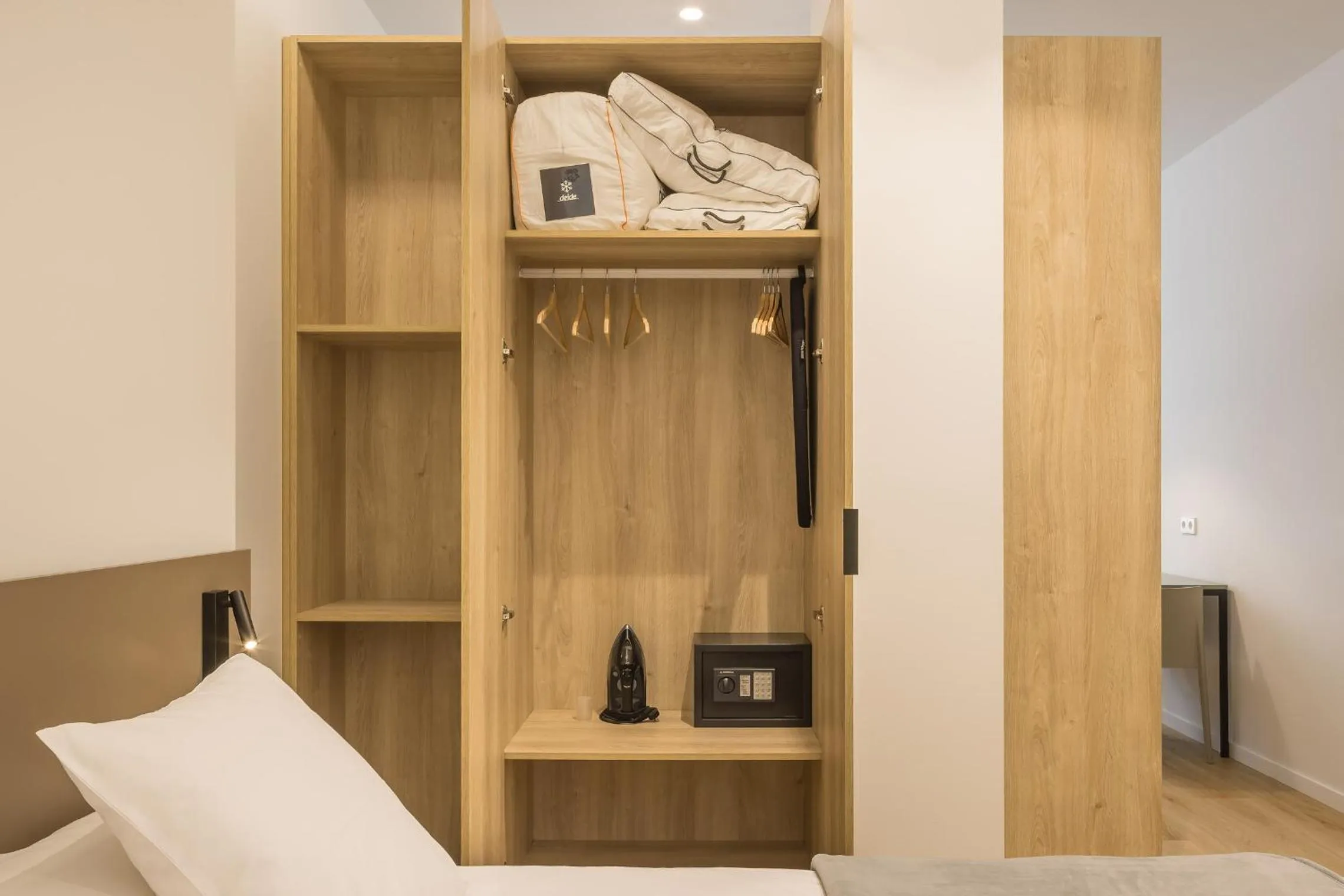 Bedroom, Bed in Mon Suites Jardín de Ayora