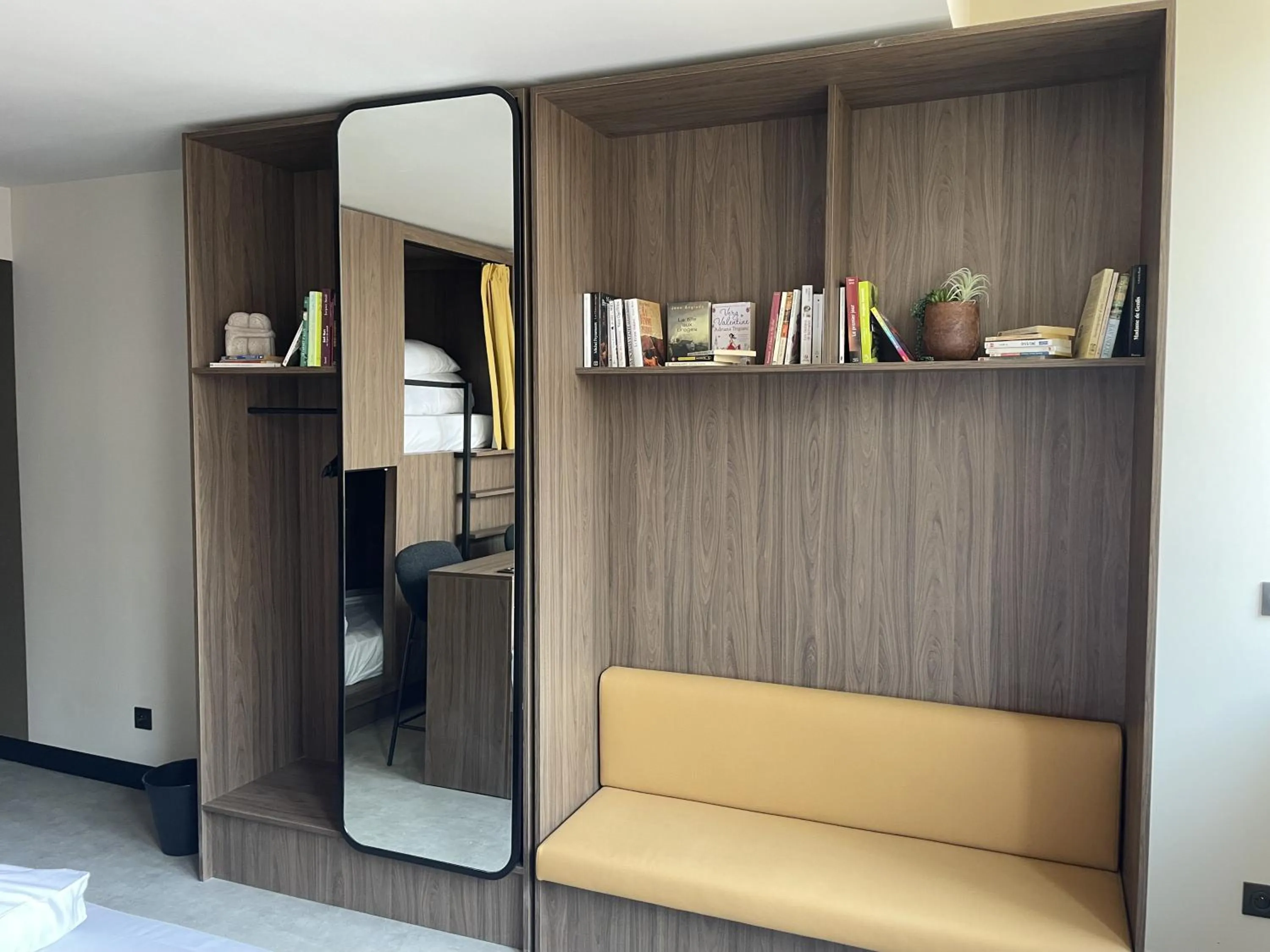 wardrobe in JOST Hôtel Lille Centre