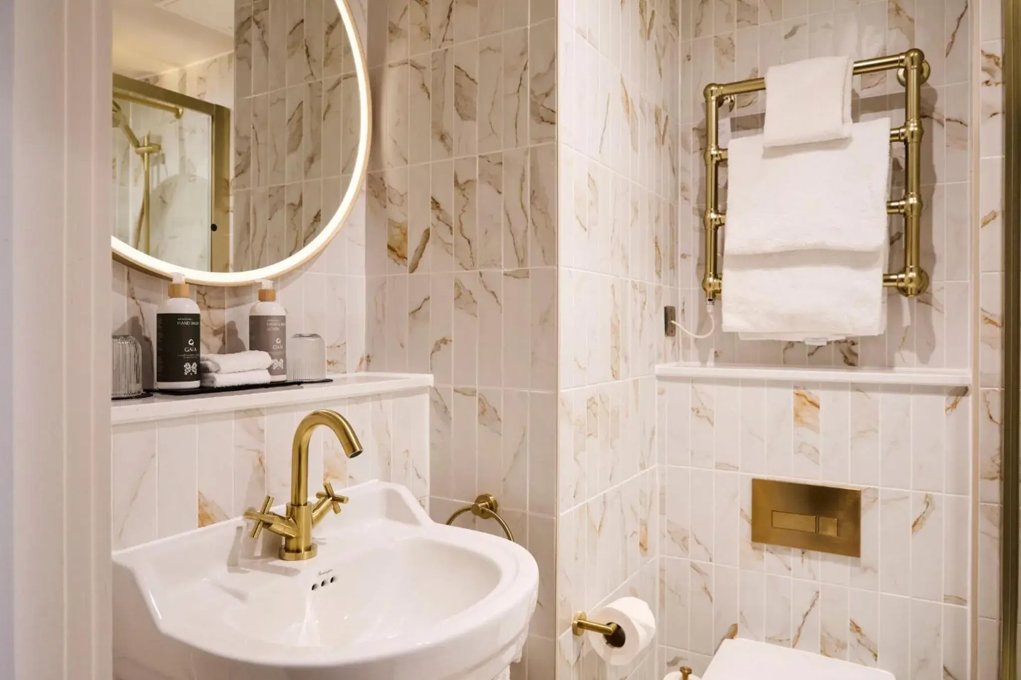 Deluxe Family Room in Francis Hotel Bath Deluxe Family Room in Francis Hotel Bath