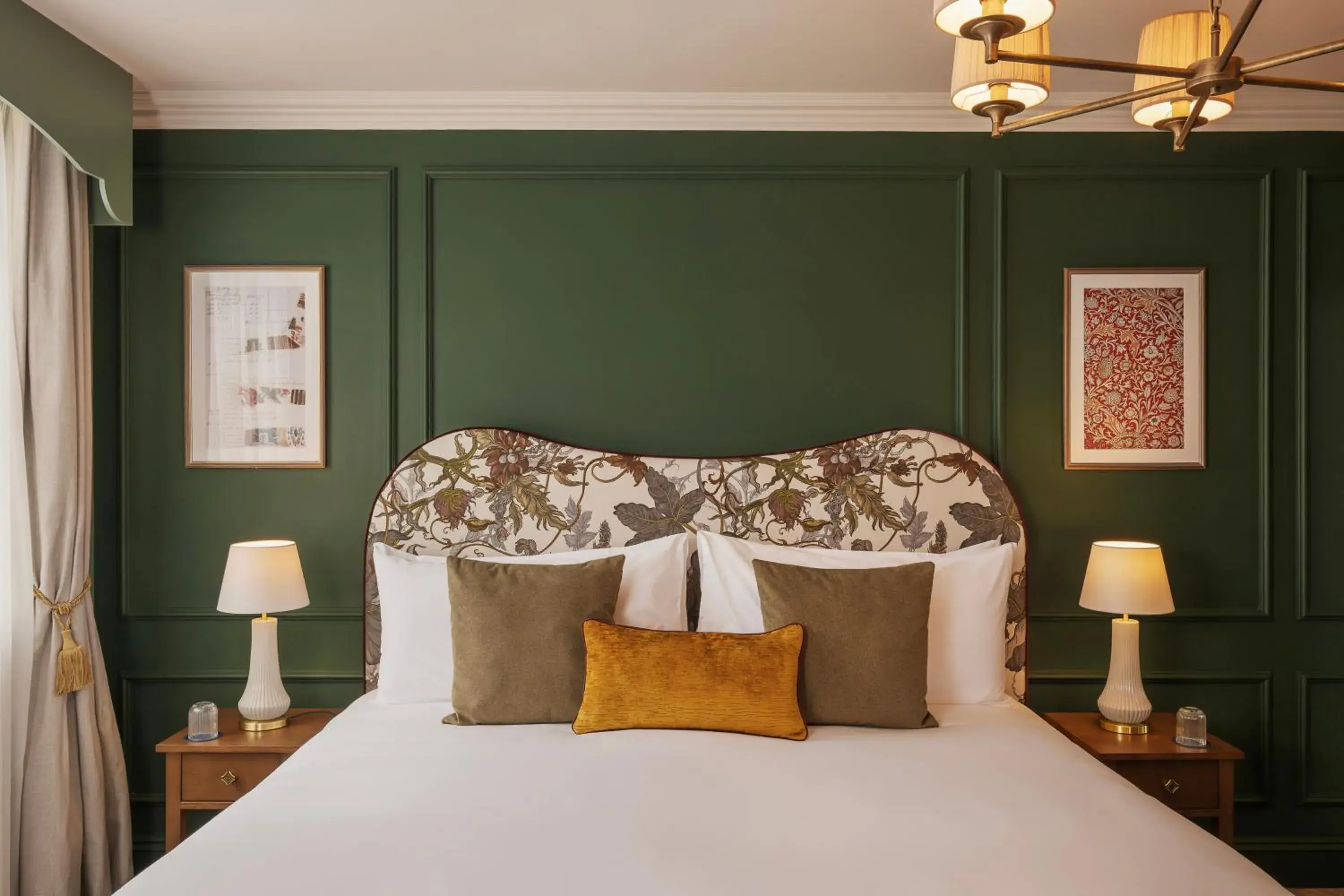 Deluxe Family Room in Francis Hotel Bath Deluxe Family Room in Francis Hotel Bath