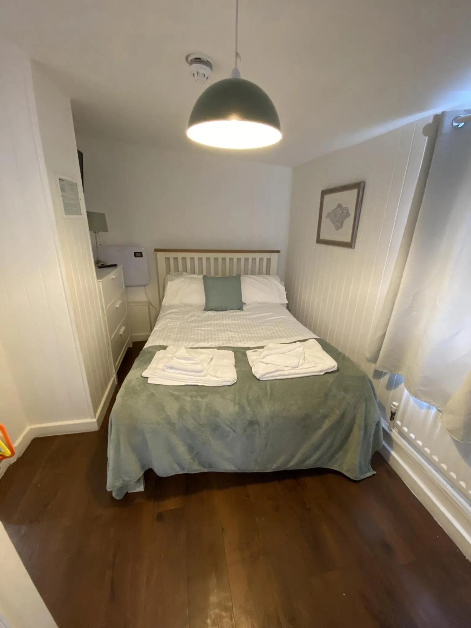 Bedroom, Bed in Wheatsheaf Hotel