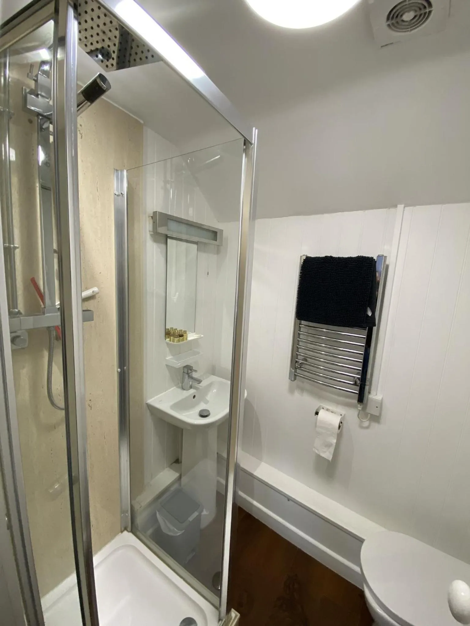 Bathroom in Wheatsheaf Hotel