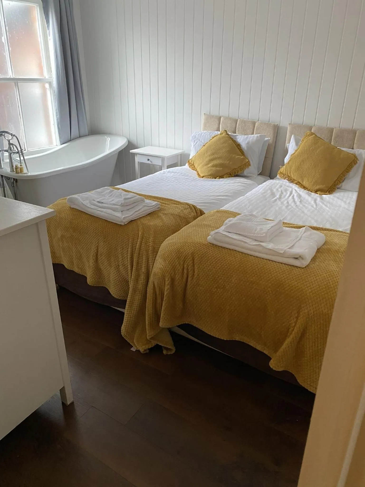 Bedroom, Bed in Wheatsheaf Hotel