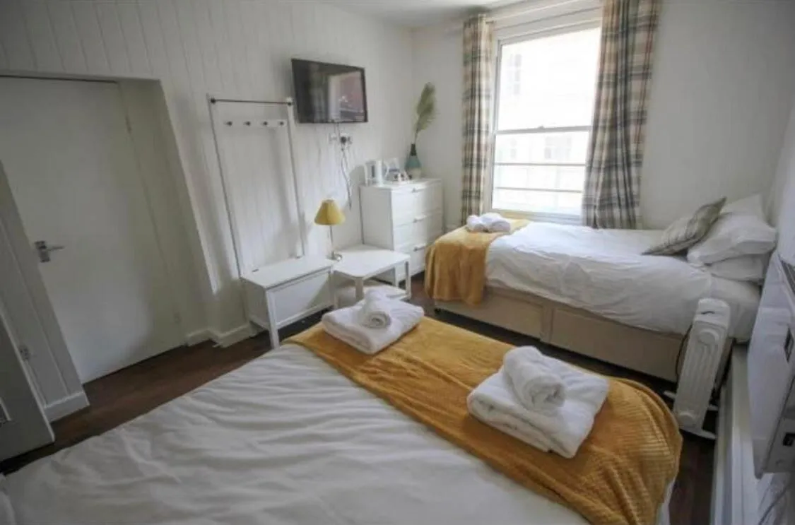 Bedroom, Bed in Wheatsheaf Hotel