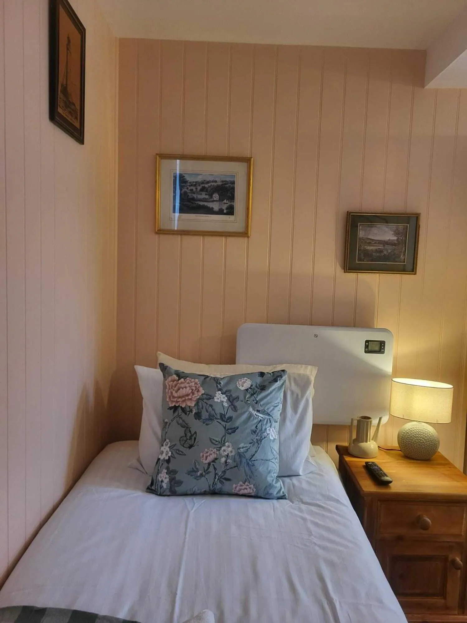 Bedroom, Bed in Wheatsheaf Hotel