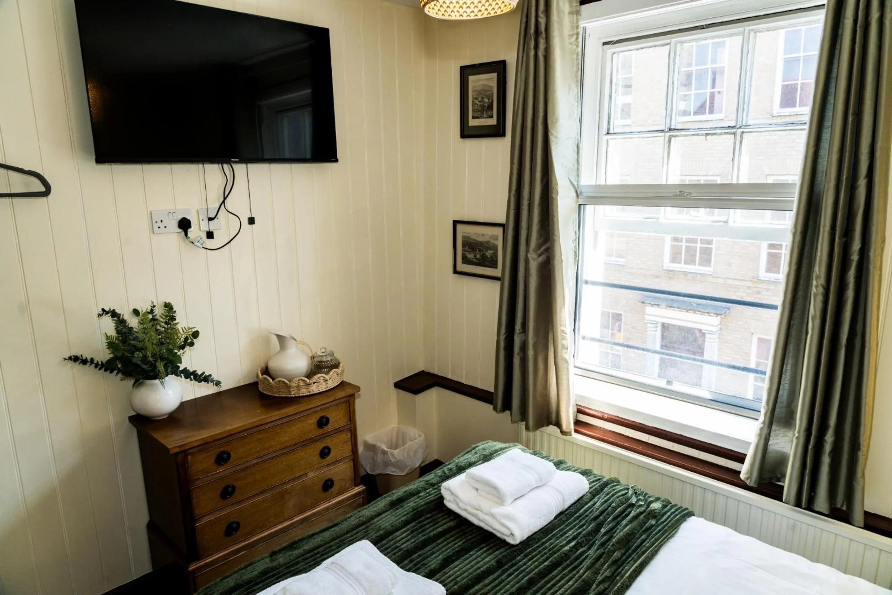 Bedroom, Bed in Wheatsheaf Hotel