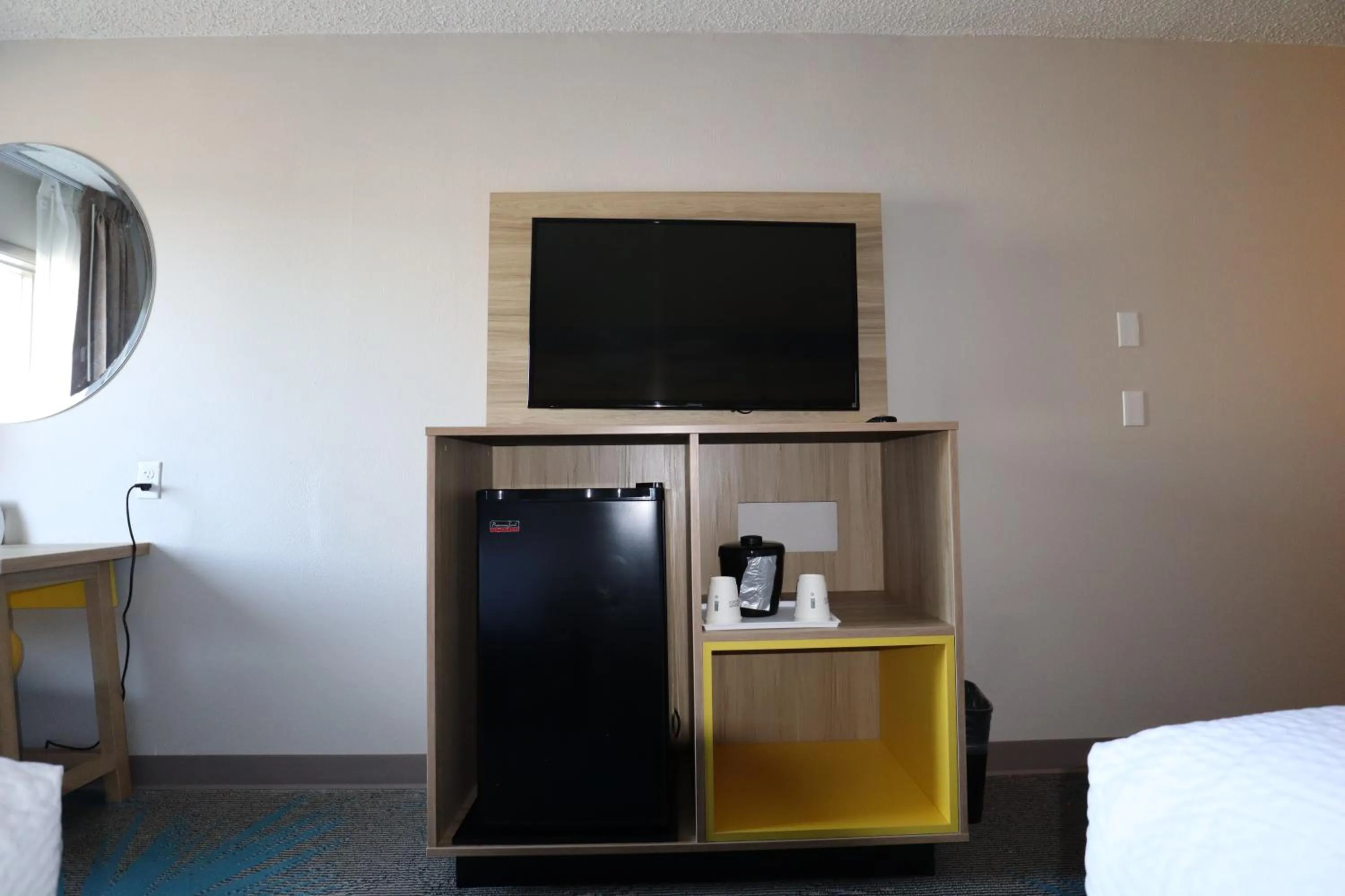 TV and multimedia, Bed in Days Inn by Wyndham Mandan Bismarck Area