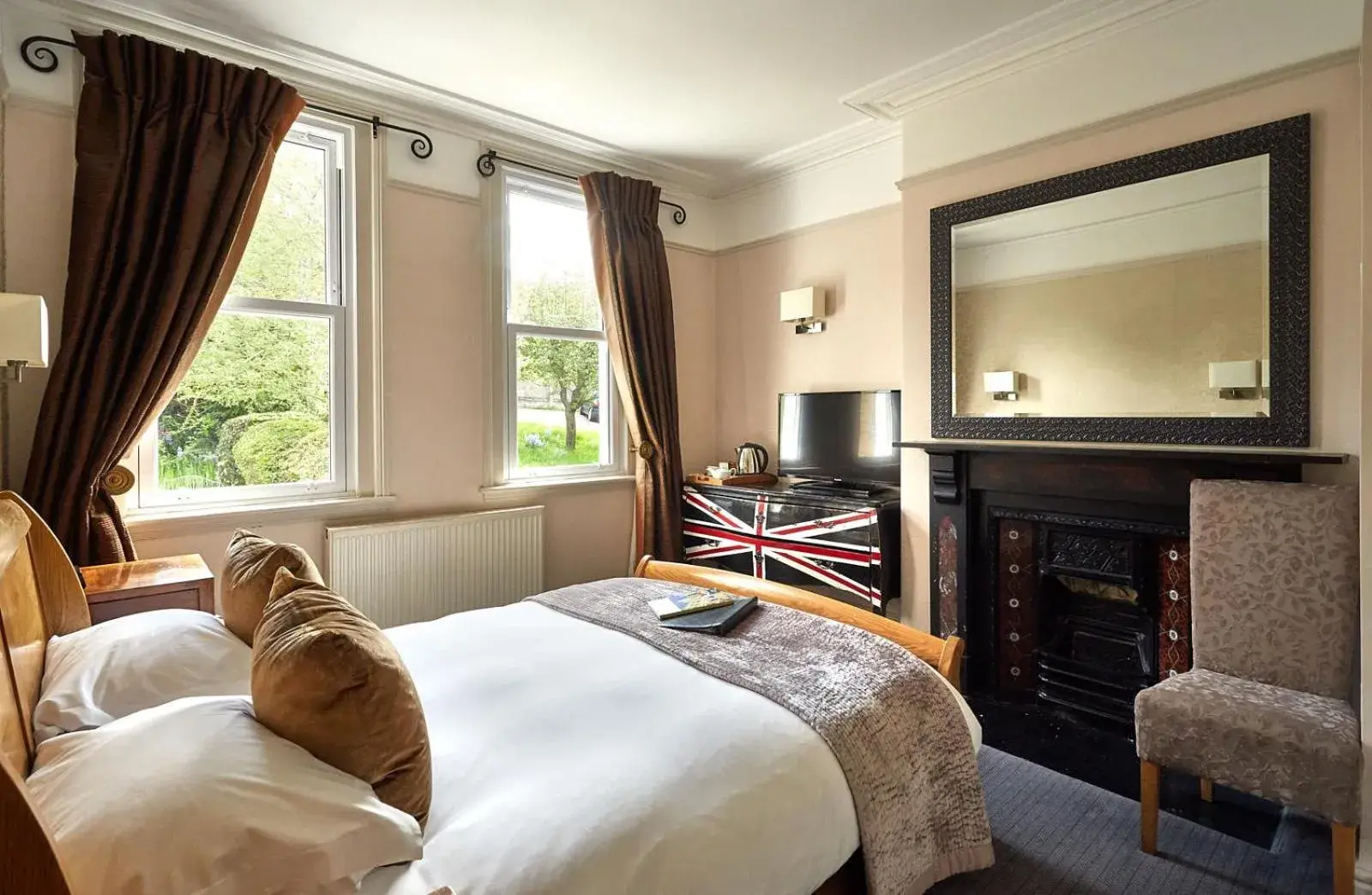 Standard King Room in Dorian House Boutique B&B - Free Parking! Standard King Room in Dorian House Boutique B&B - Free Parking!