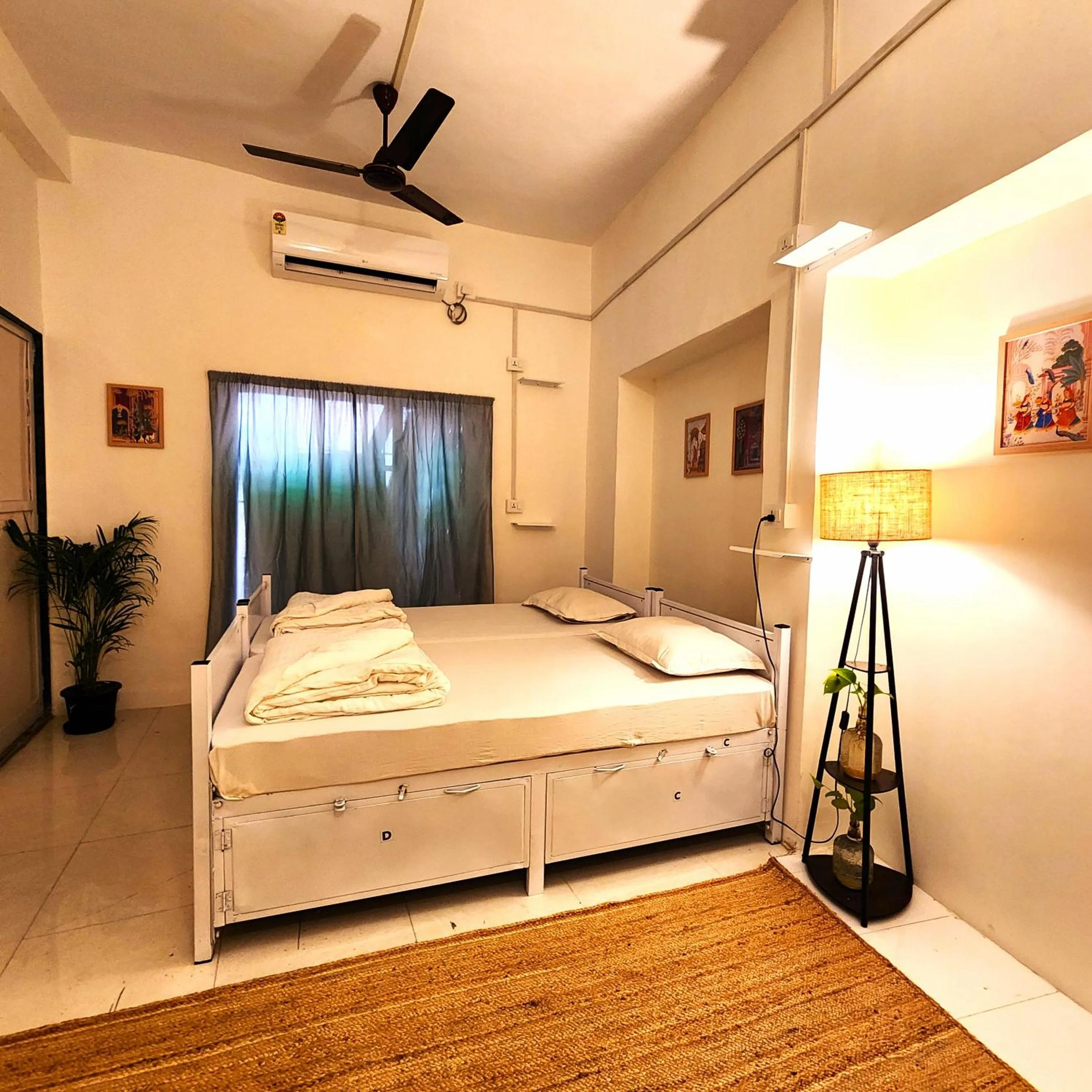 Photo of the whole room, Bed in Hammock Hostels - Bandra