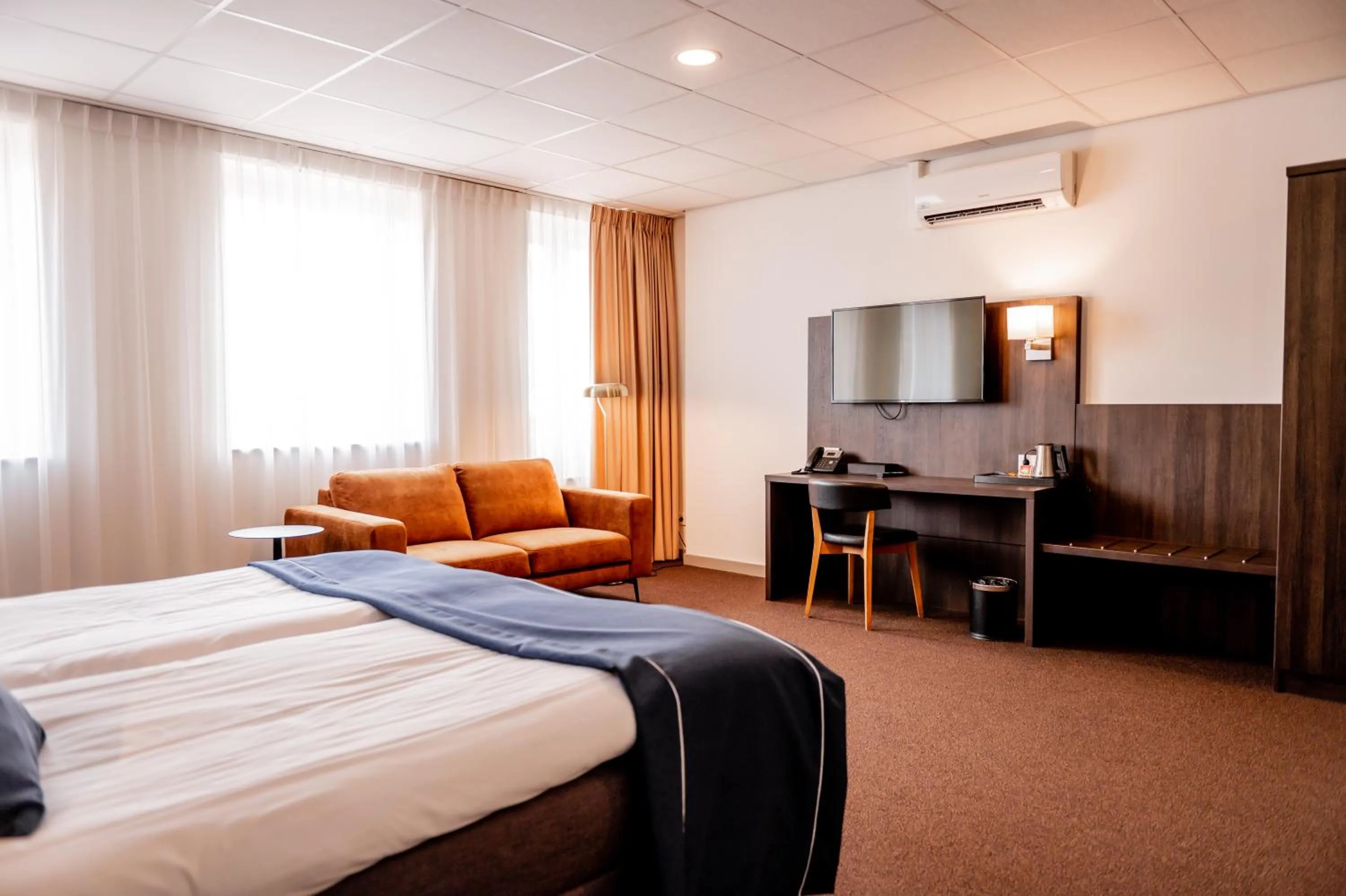 Communal lounge/ TV room, Bed in City Hotel de Jonge