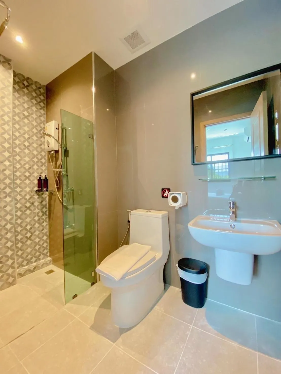 Shower in Calamint Residence Hotel ( คาลามิ้นท์)