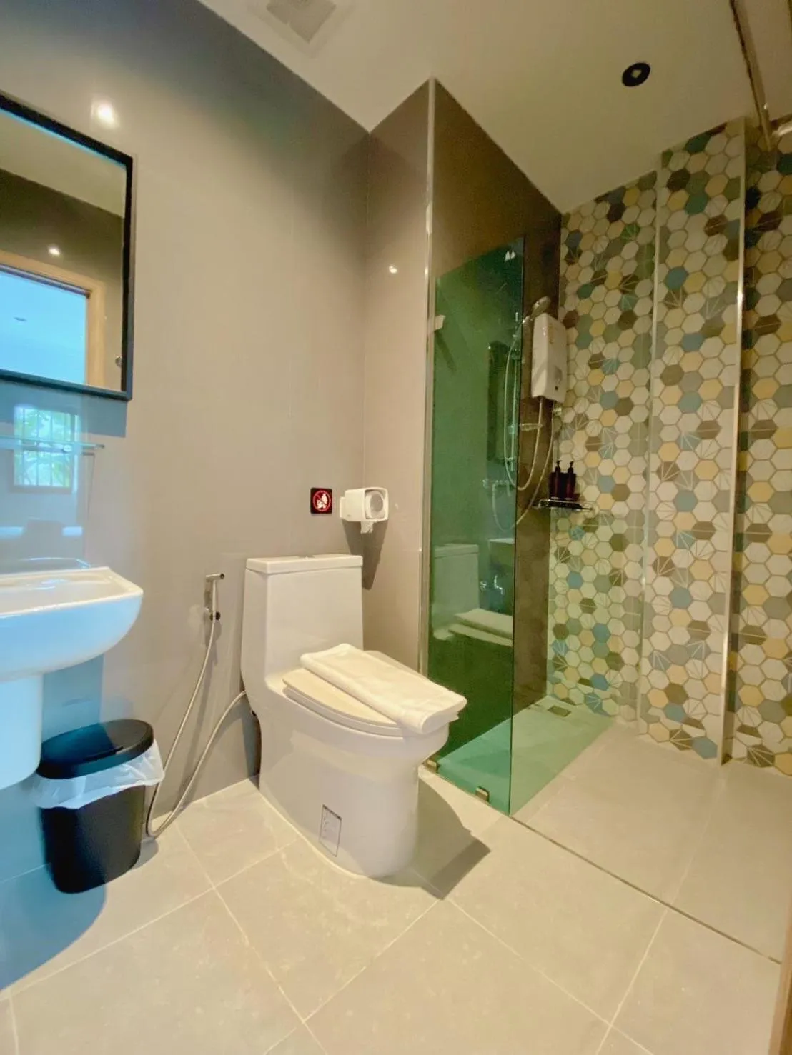 Shower in Calamint Residence Hotel ( คาลามิ้นท์)