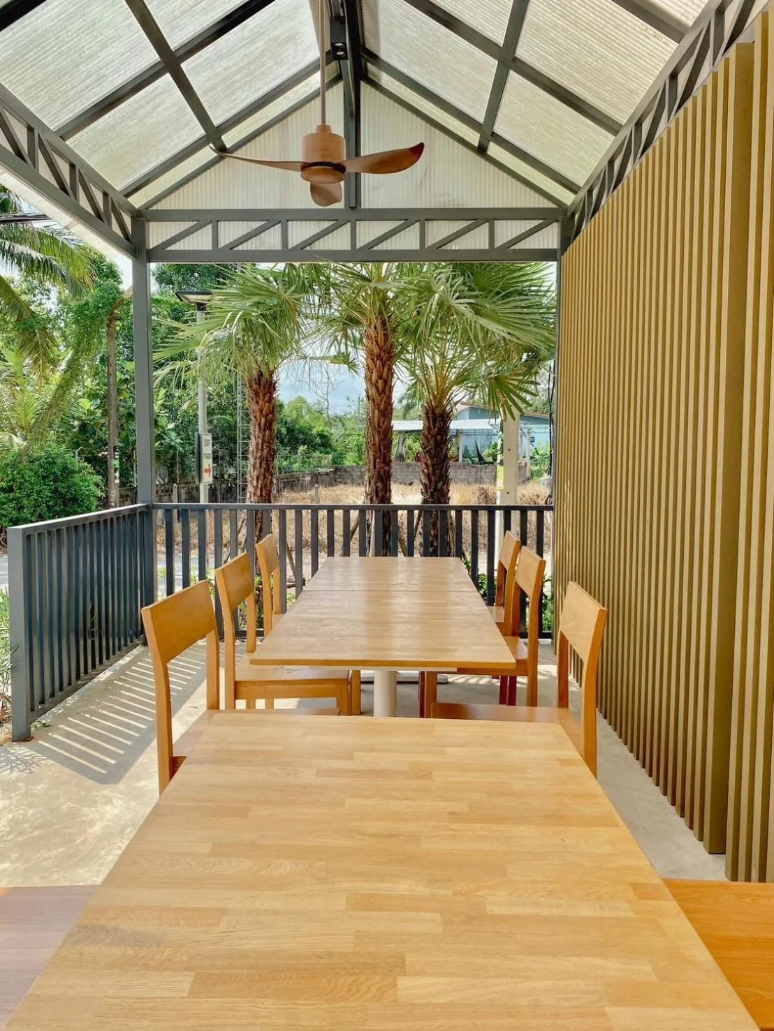 Restaurant/places to eat in Calamint Residence Hotel ( คาลามิ้นท์)