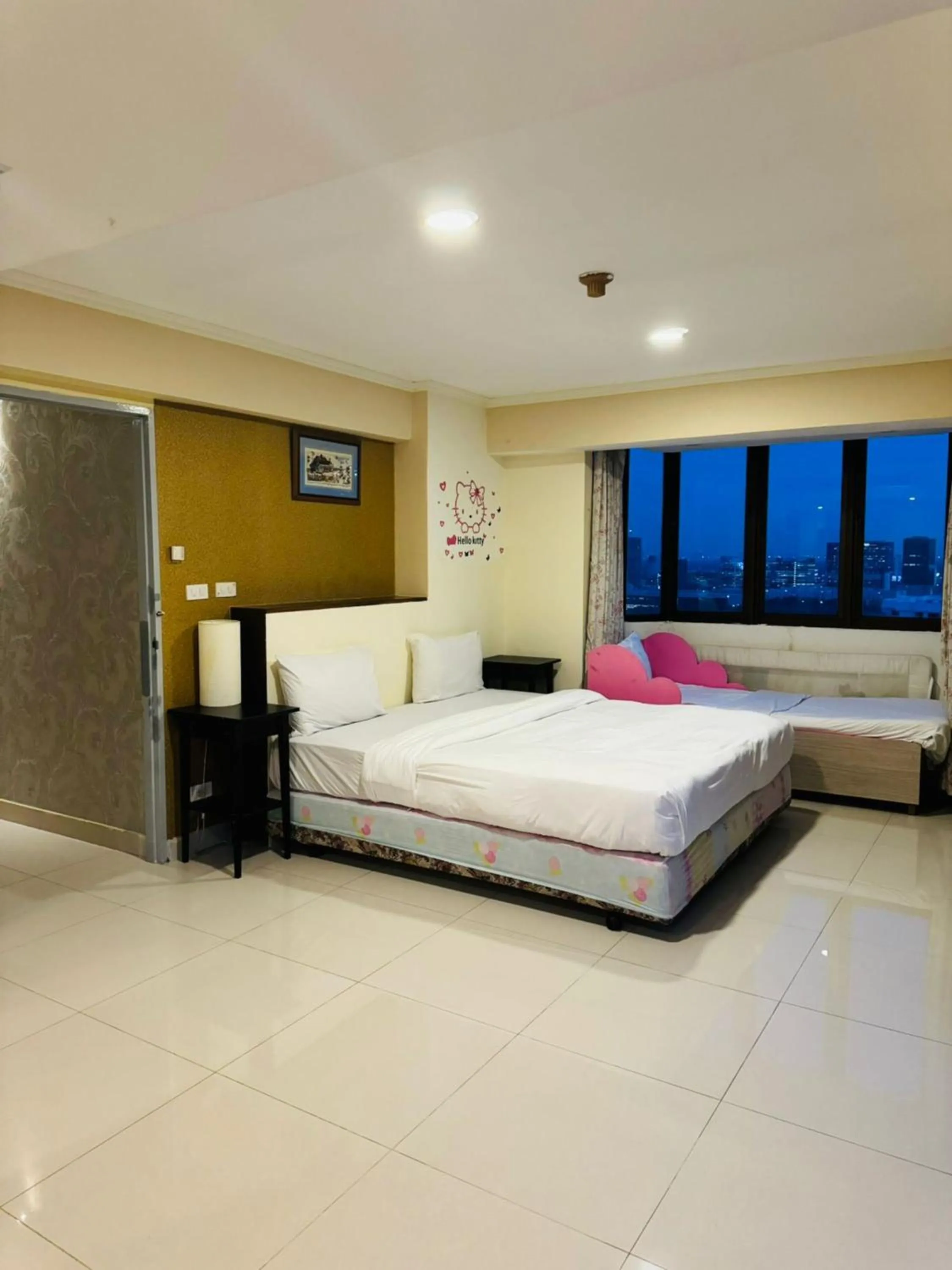 Bedroom, Bed in Omni Tower Sukhumvit Soi 4 Direct Rooms